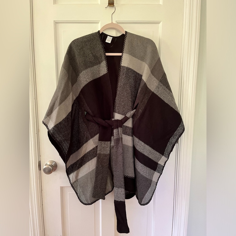 DSW Black and Gray soft Acrylic Belted Blanket Wrap One Size